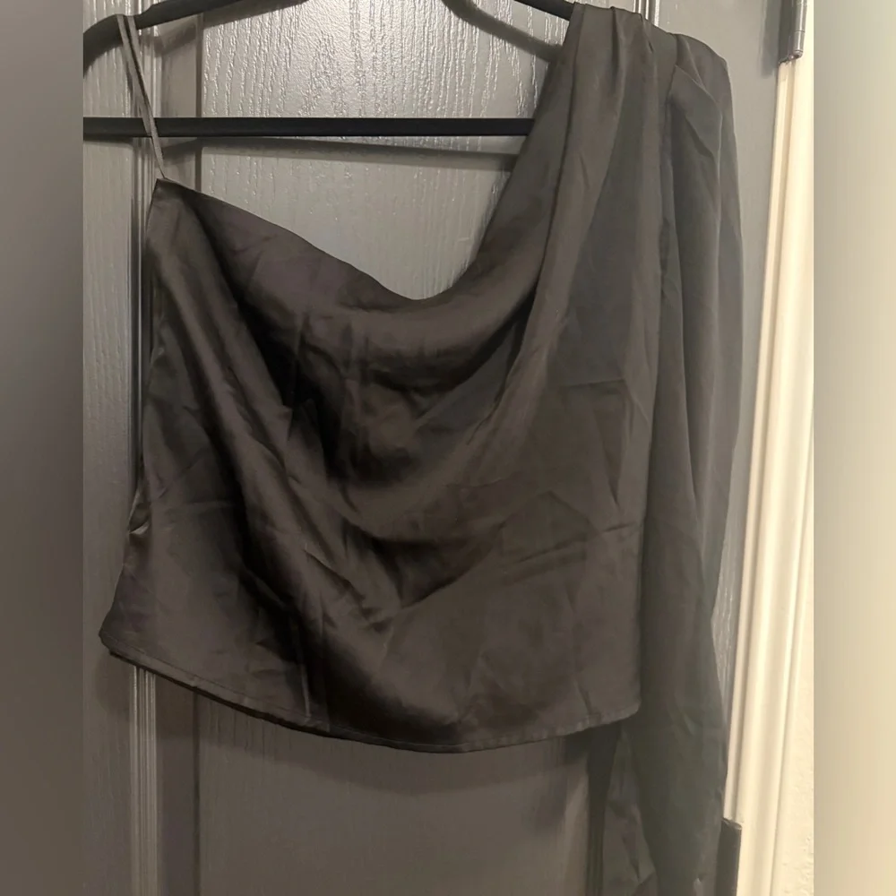 ASTR The Label Puff Sleeve One Shoulder Satin Top | Black | Large | NWT